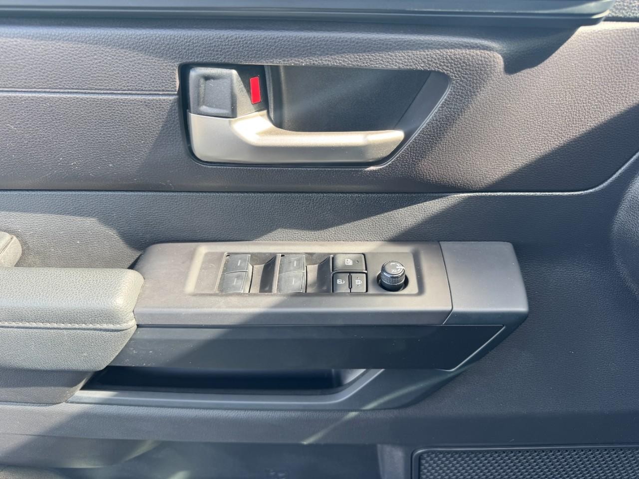 Toyota Tundra 4WD Vehicle Full-screen Gallery Image 18