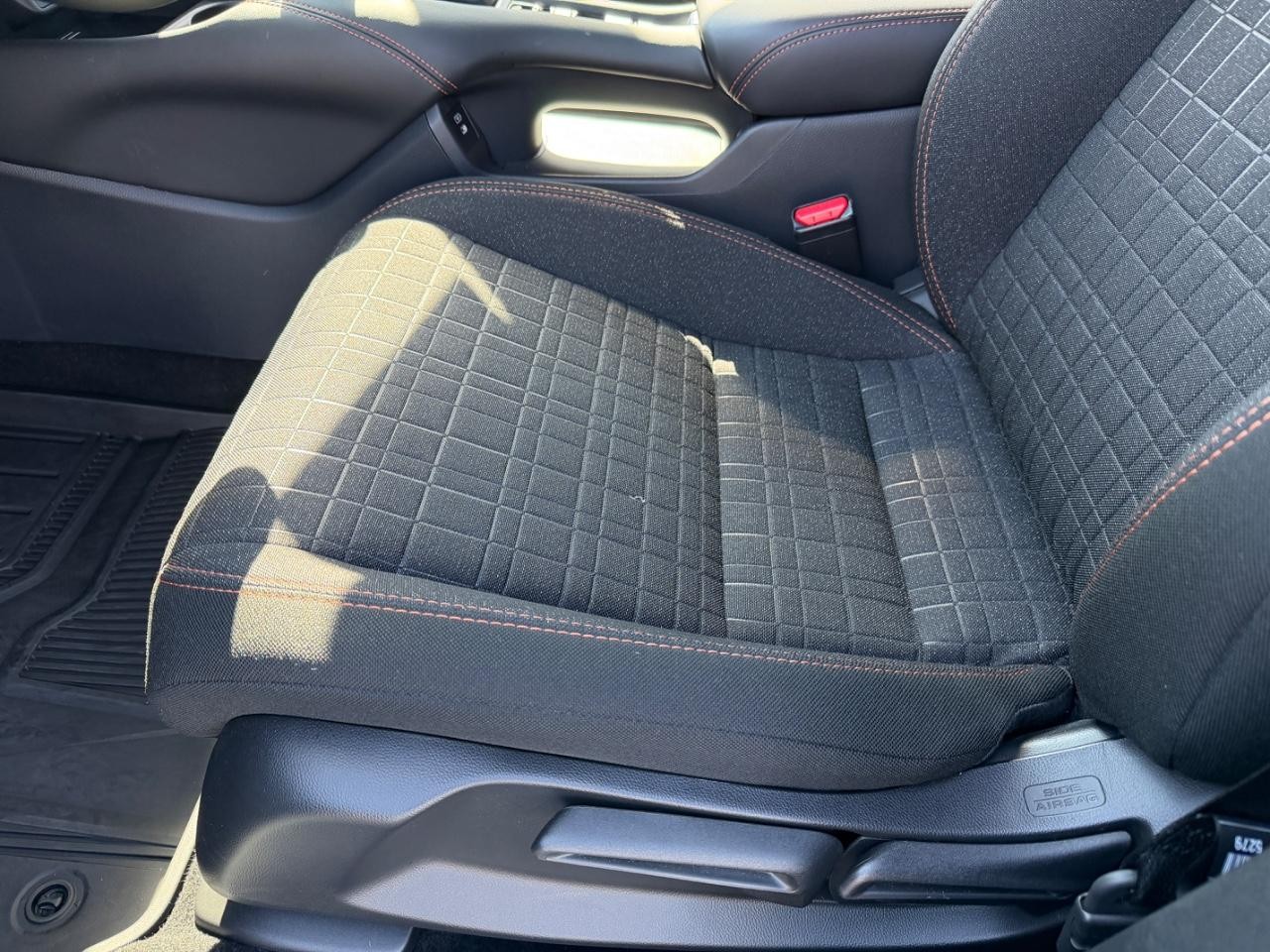 Honda HR-V Vehicle Full-screen Gallery Image 17