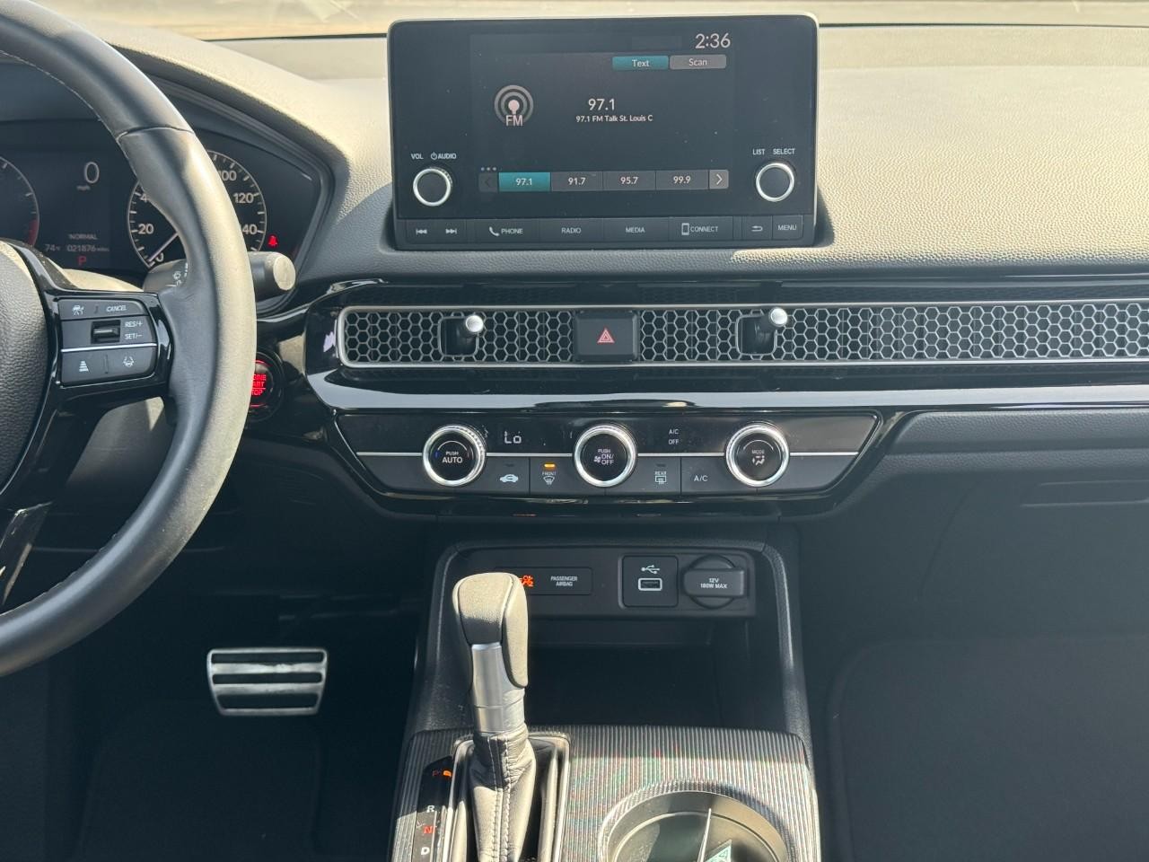 Honda Accord Sedan Vehicle Full-screen Gallery Image 13