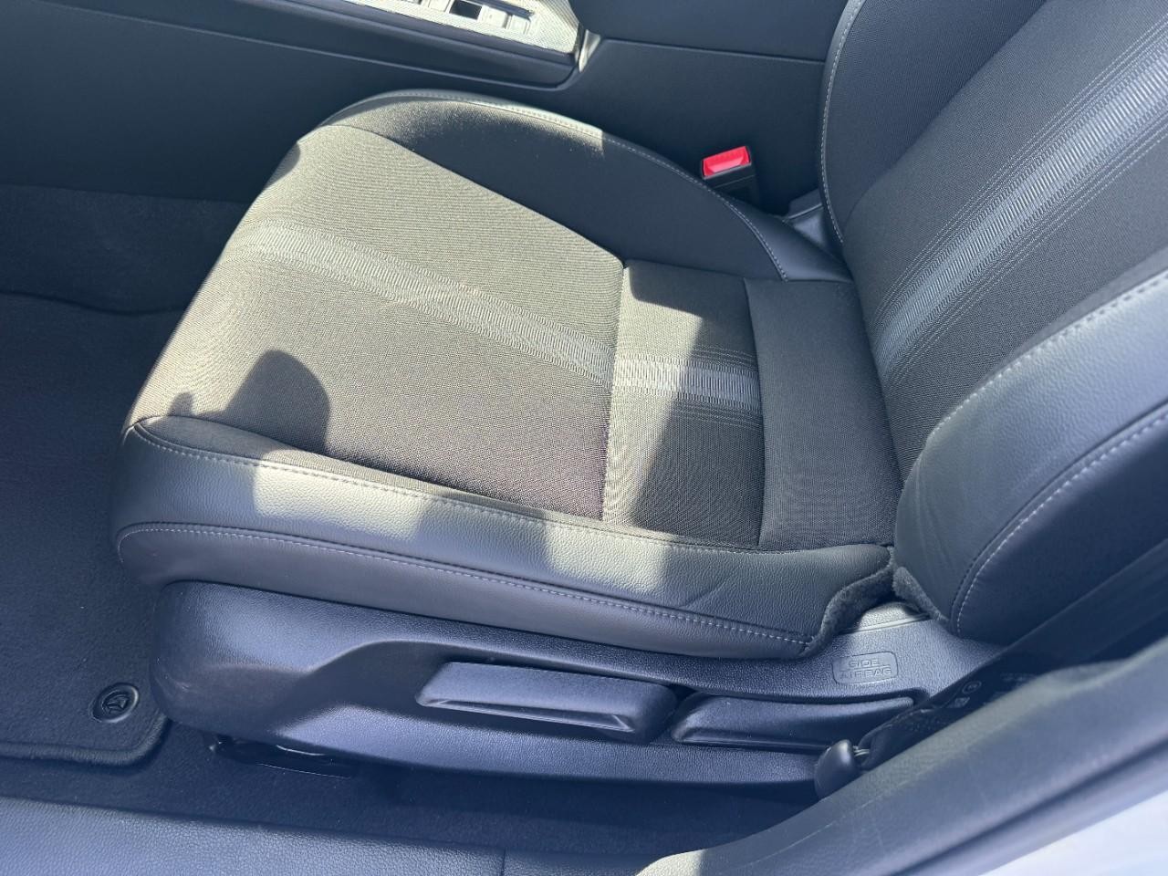 Honda Accord Sedan Vehicle Full-screen Gallery Image 17