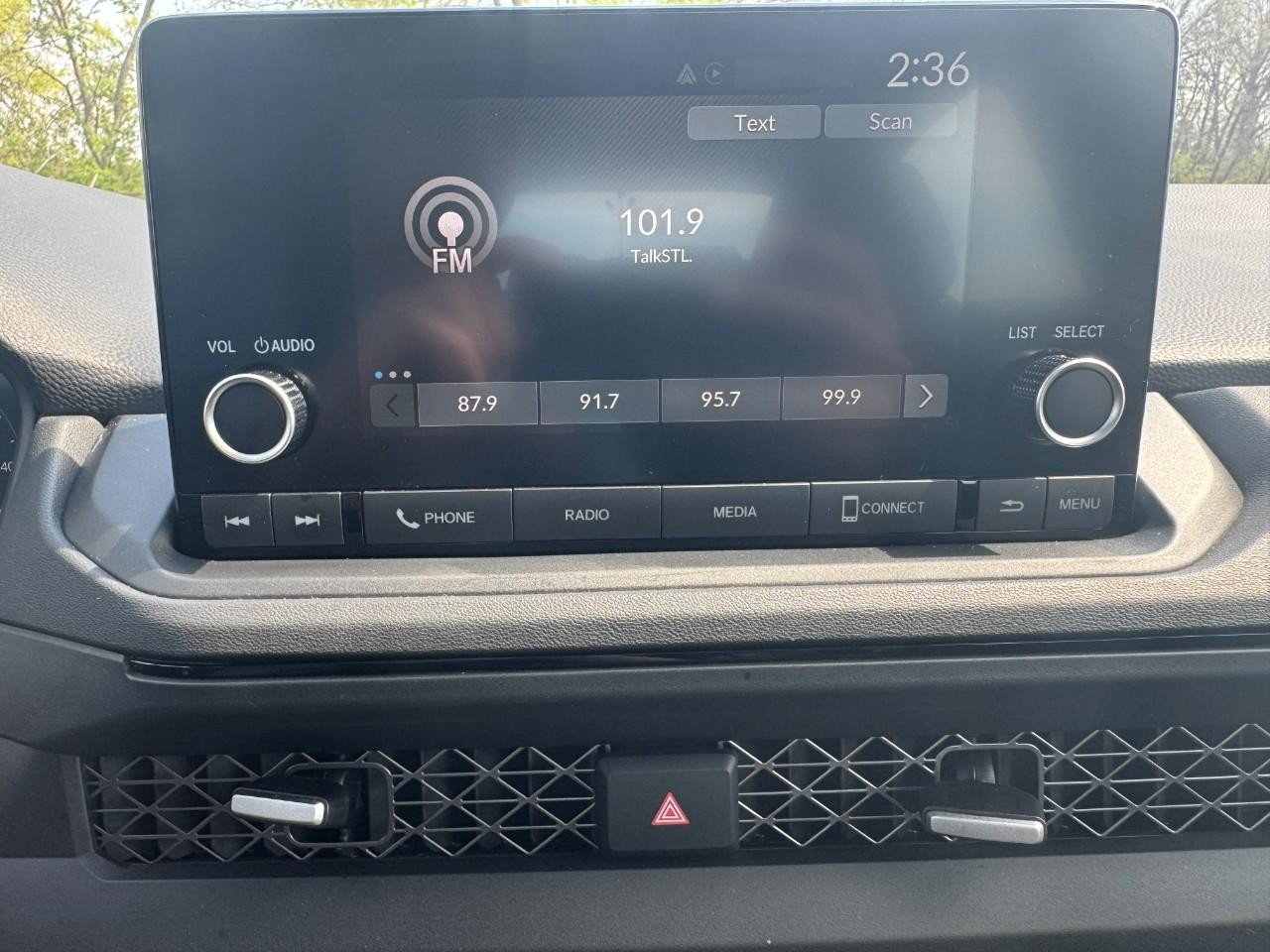 Honda Accord Sedan Vehicle Full-screen Gallery Image 26