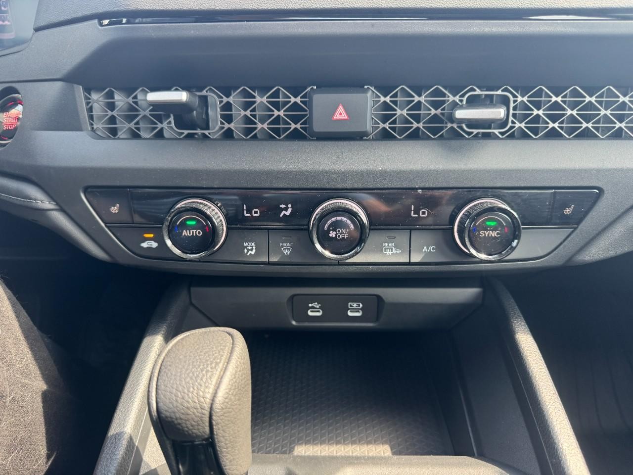 Honda Accord Sedan Vehicle Full-screen Gallery Image 28