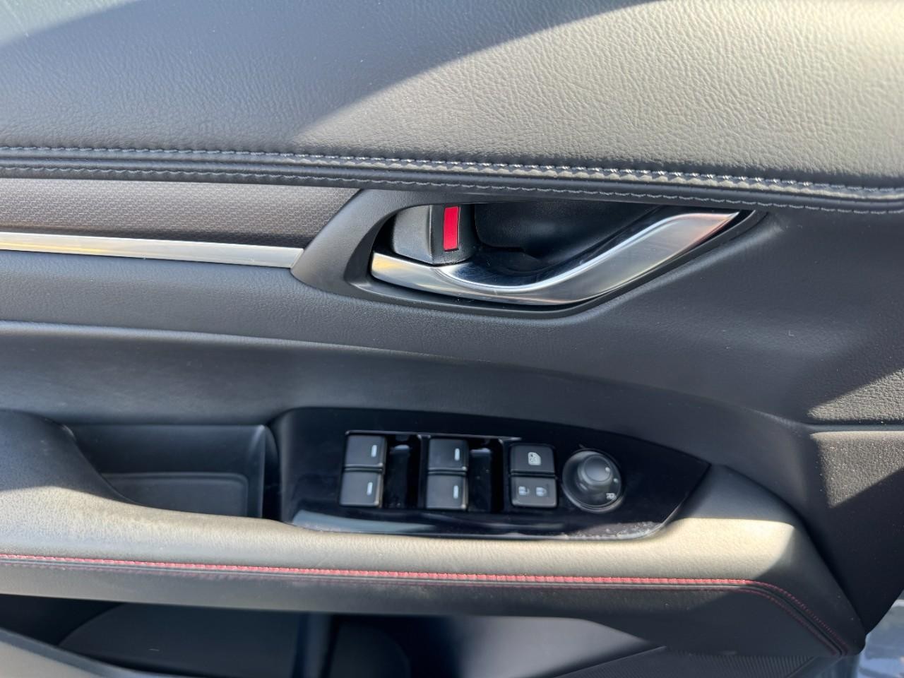 Mazda CX-5 Vehicle Full-screen Gallery Image 20