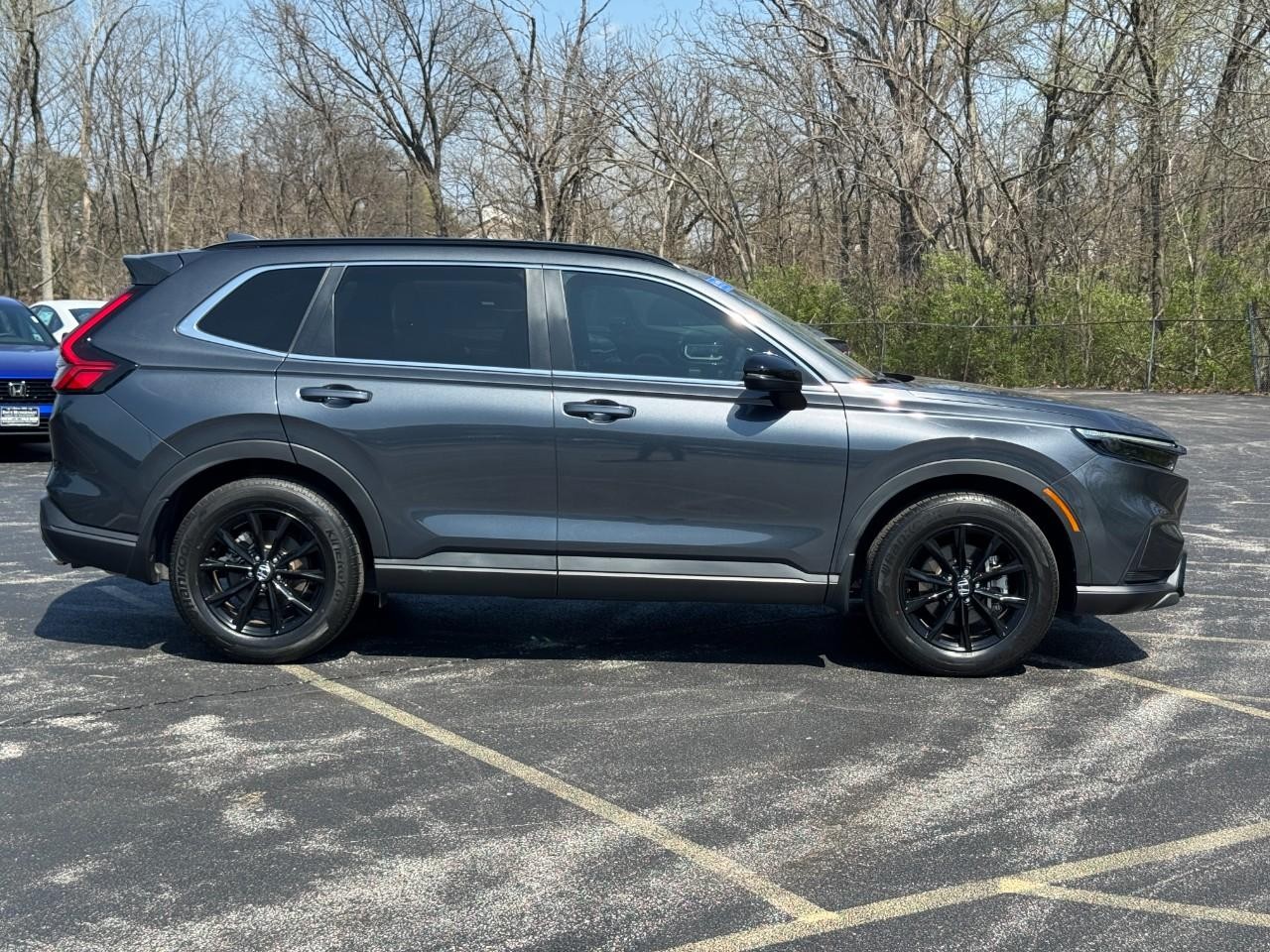 Honda CR-V Hybrid Vehicle Full-screen Gallery Image 03