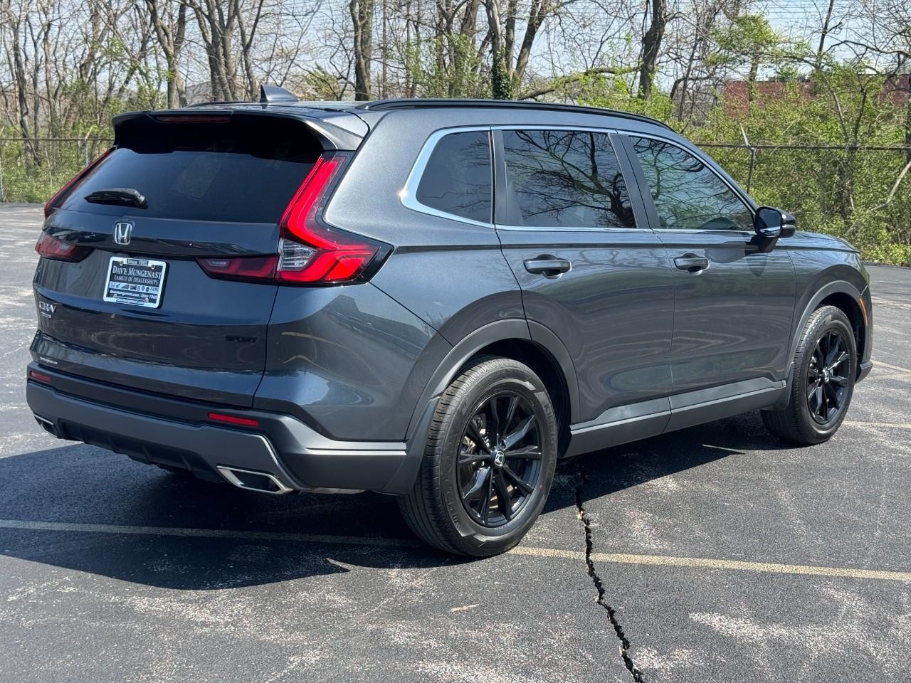 Honda CR-V Hybrid Vehicle Full-screen Gallery Image 04