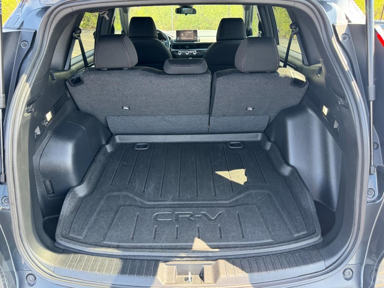 Honda CR-V Hybrid Vehicle Full-screen Gallery Image 05