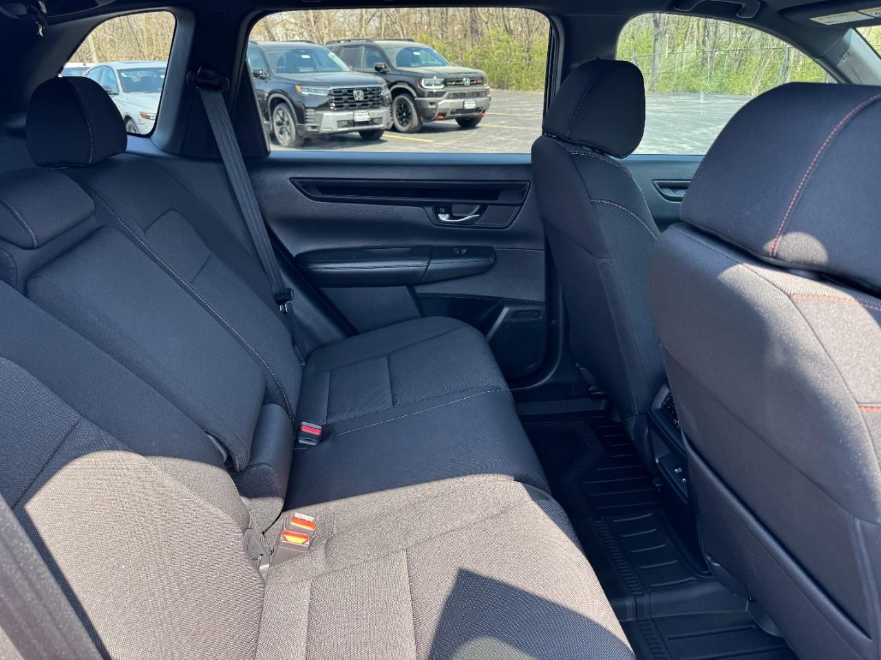 Honda CR-V Hybrid Vehicle Full-screen Gallery Image 11