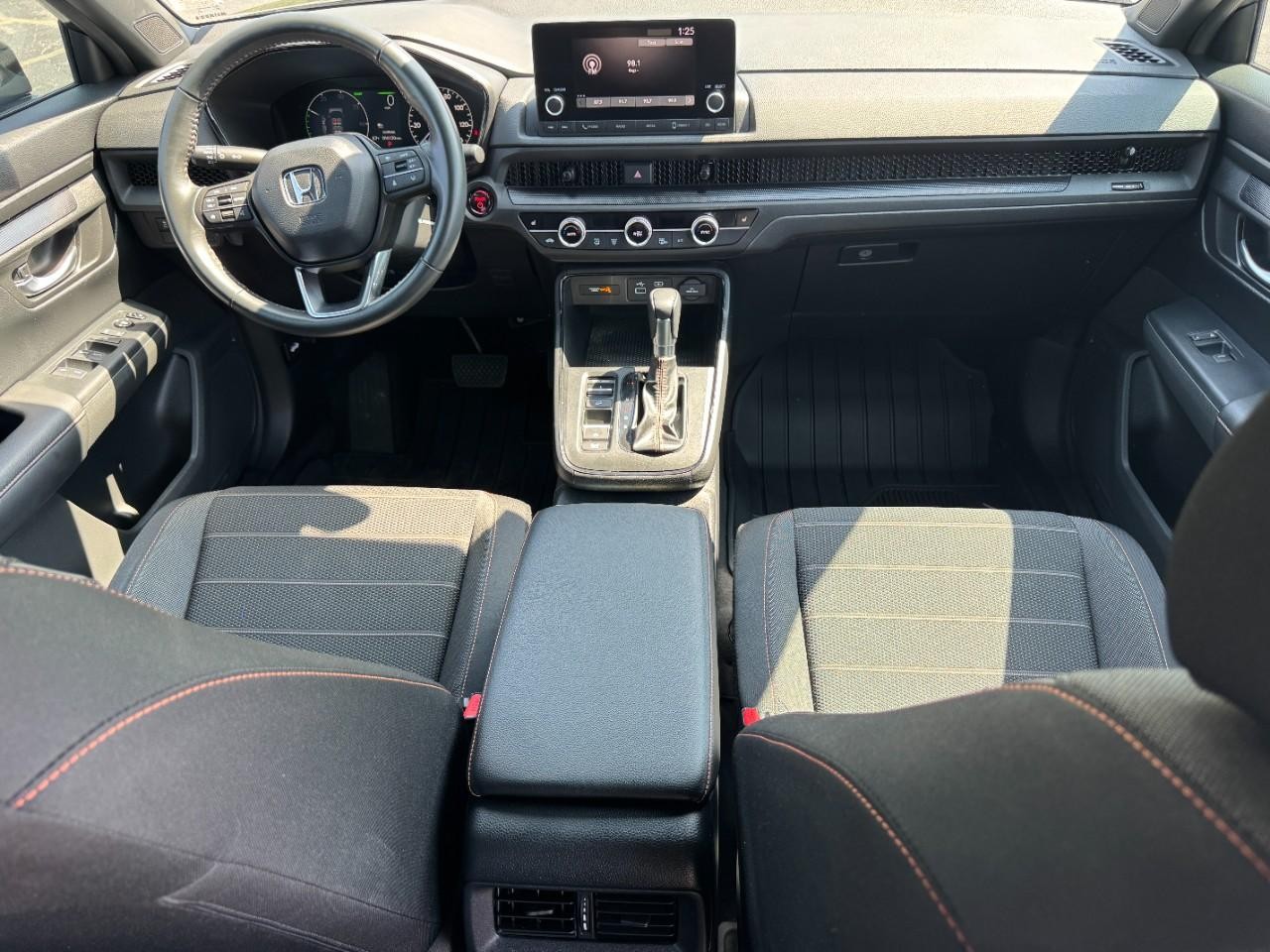 Honda CR-V Hybrid Vehicle Full-screen Gallery Image 12