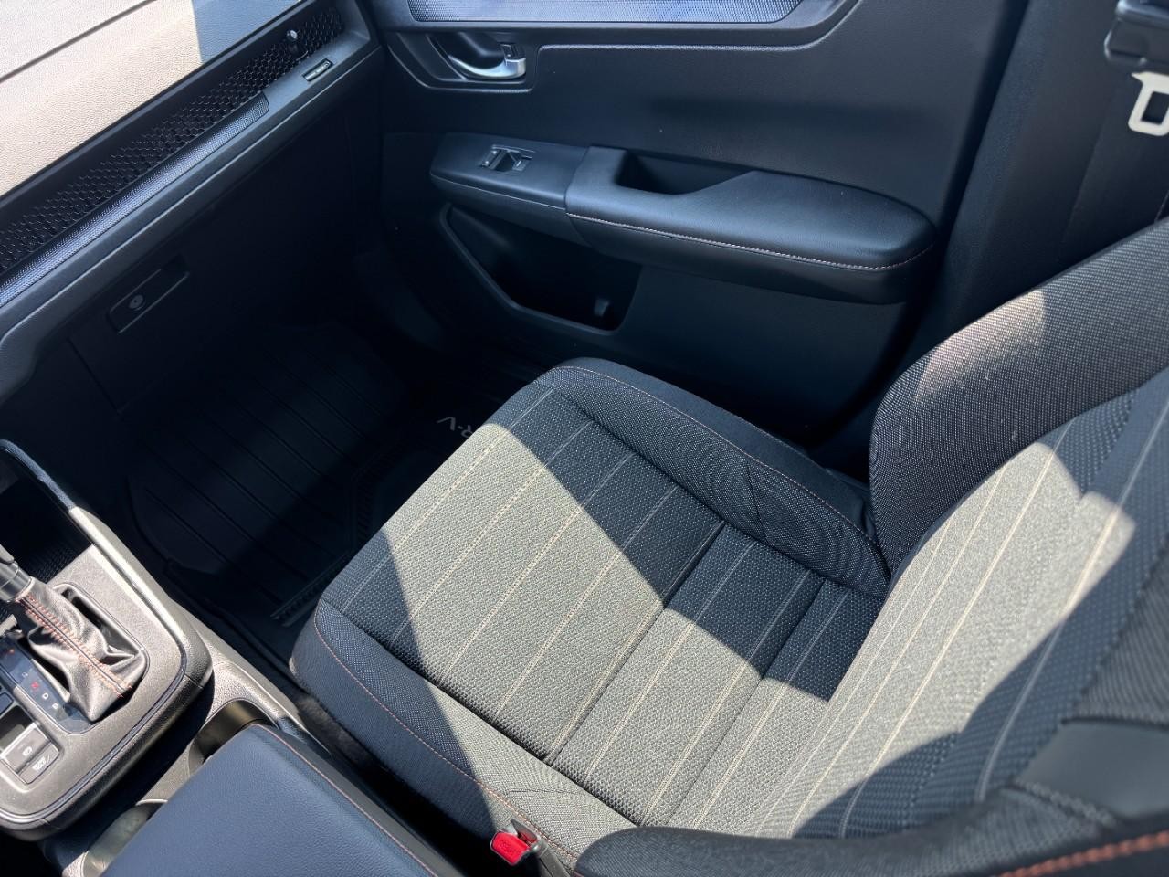 Honda CR-V Hybrid Vehicle Full-screen Gallery Image 16