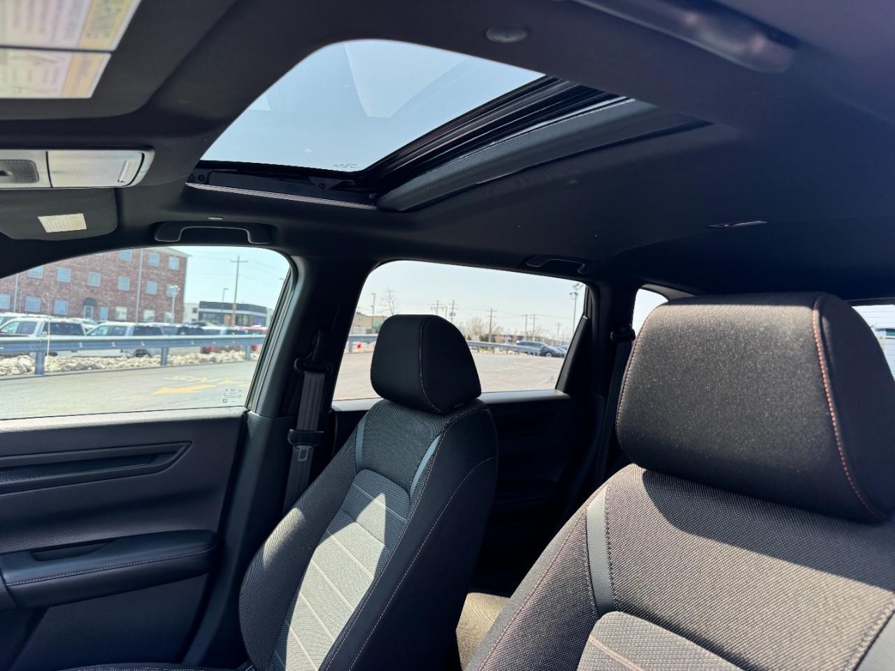 Honda CR-V Hybrid Vehicle Full-screen Gallery Image 18