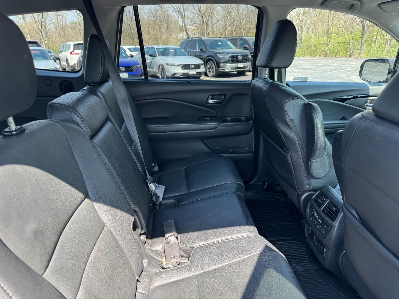 Honda Pilot Vehicle Full-screen Gallery Image 11