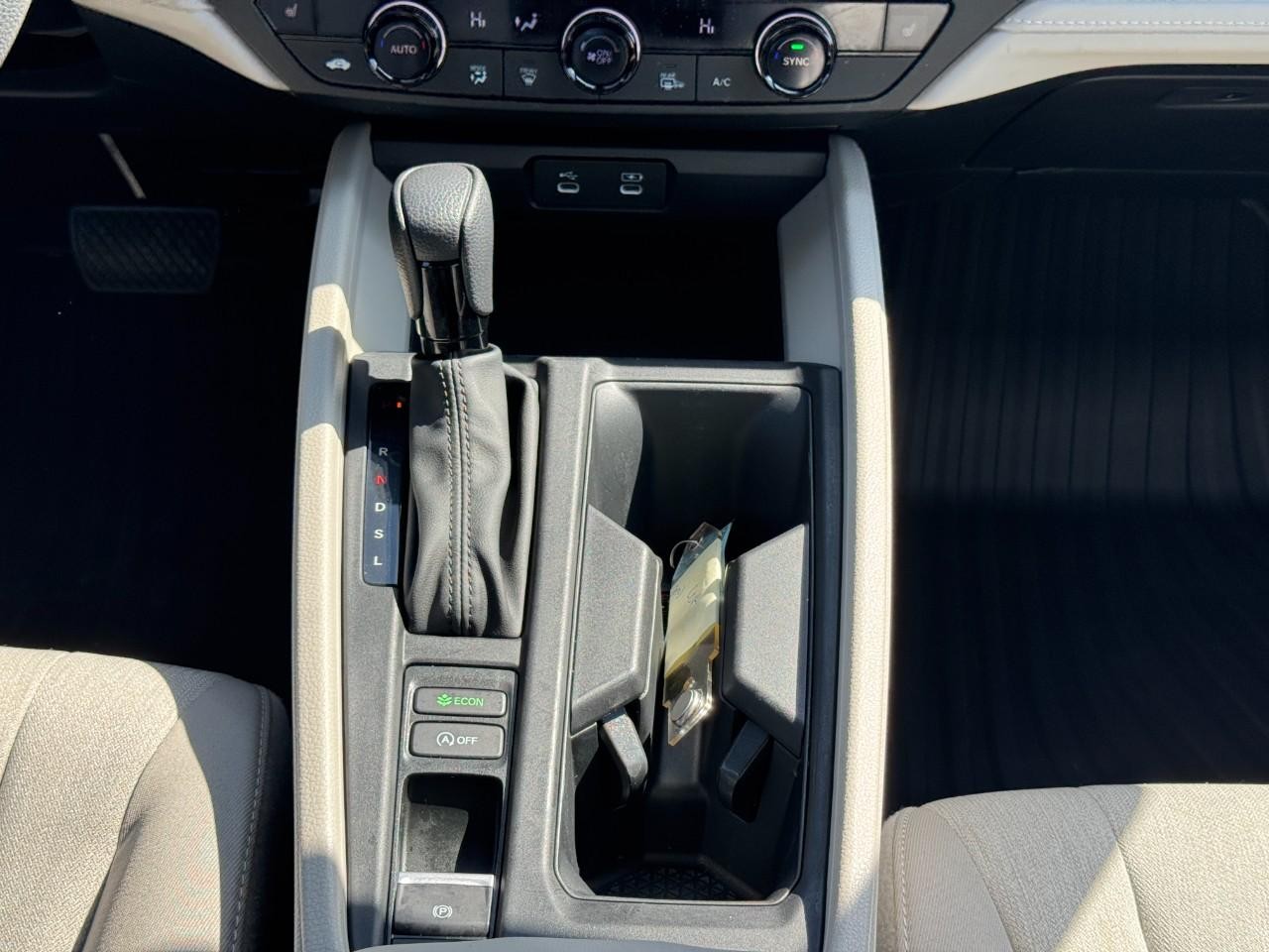 Honda Accord Sedan Vehicle Full-screen Gallery Image 14