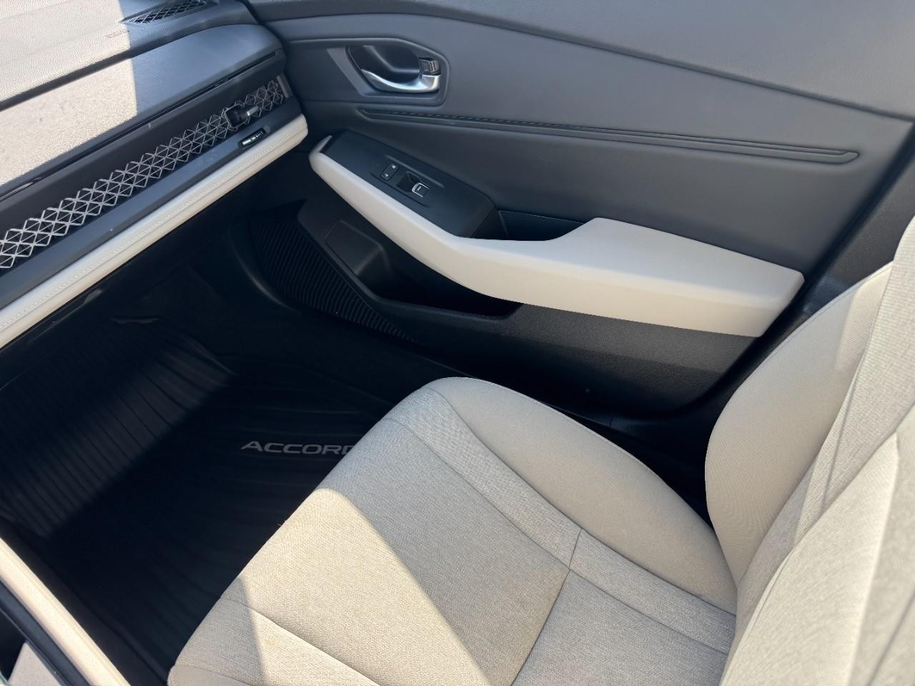 Honda Accord Sedan Vehicle Full-screen Gallery Image 15