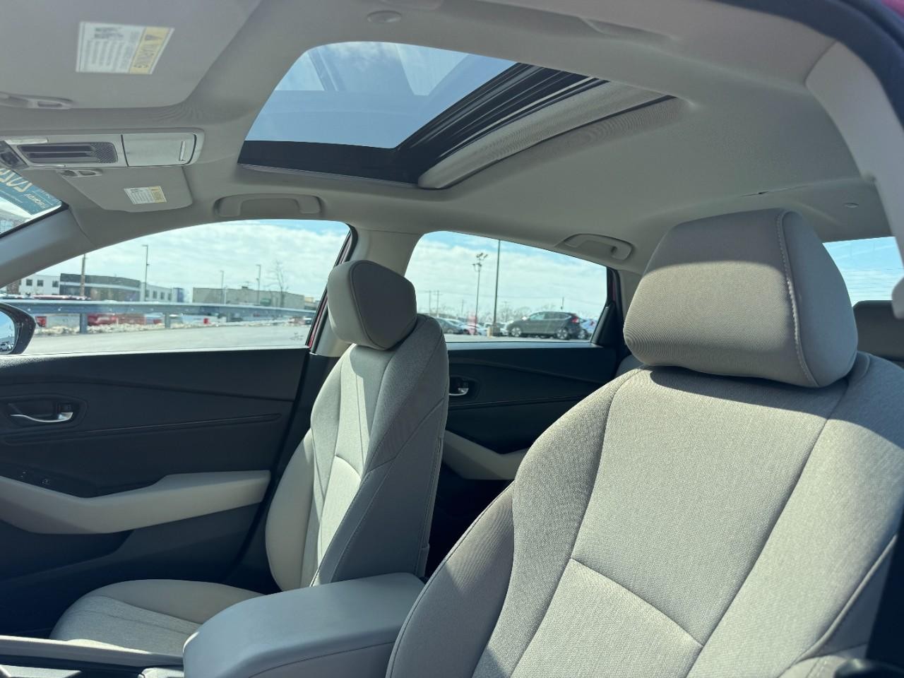 Honda Accord Sedan Vehicle Full-screen Gallery Image 17