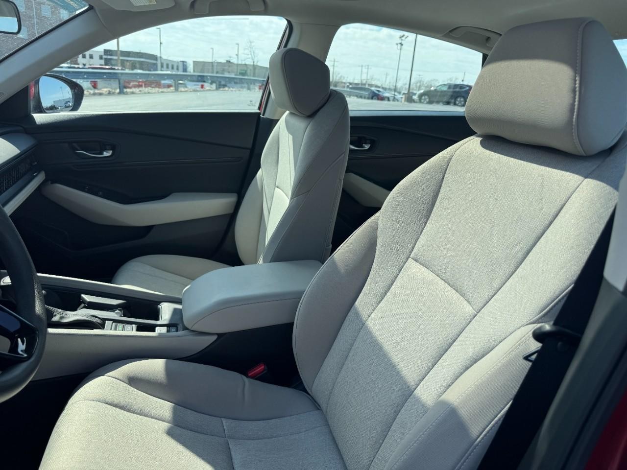 Honda Accord Sedan Vehicle Full-screen Gallery Image 18