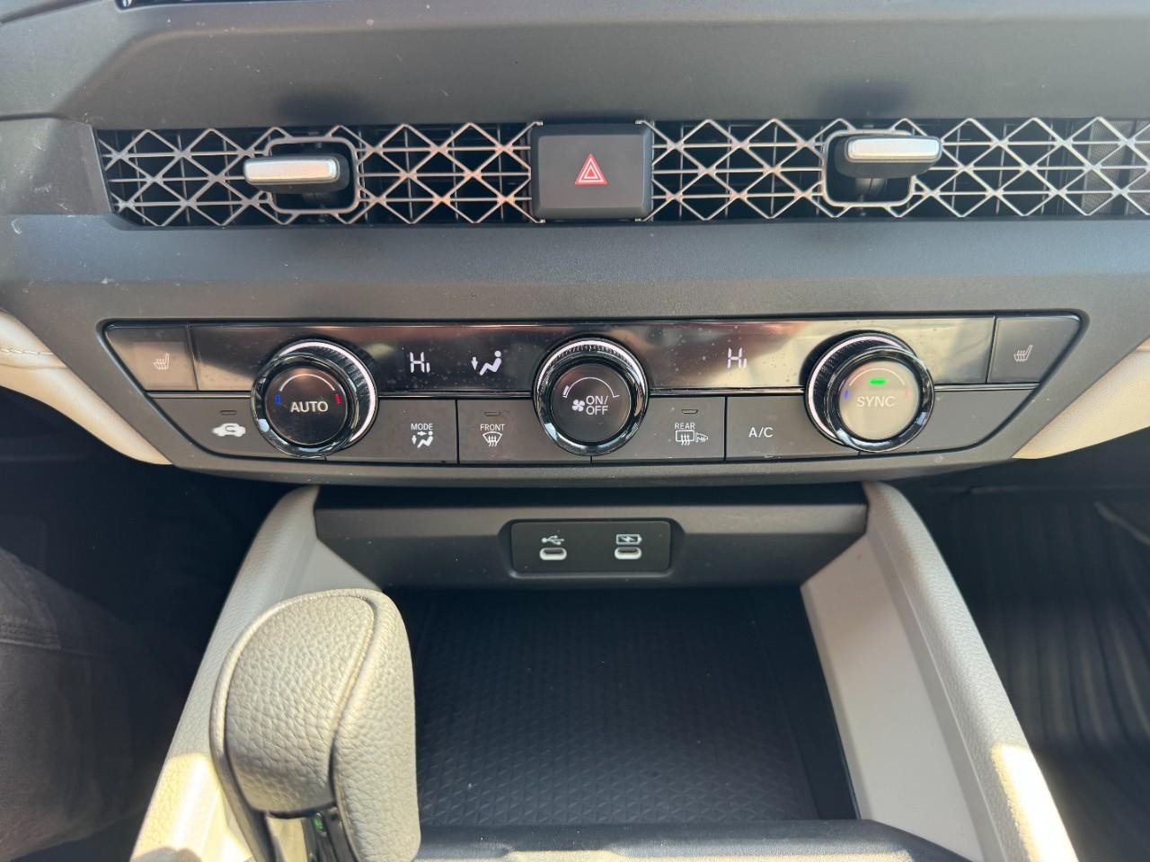 Honda Accord Sedan Vehicle Full-screen Gallery Image 26