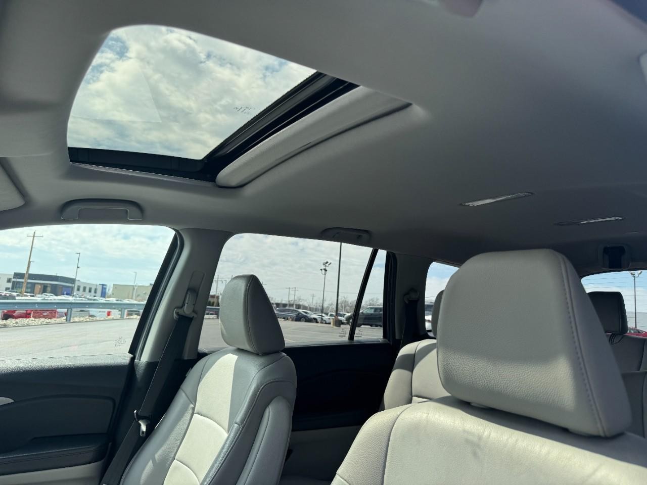 Honda Pilot Vehicle Full-screen Gallery Image 21