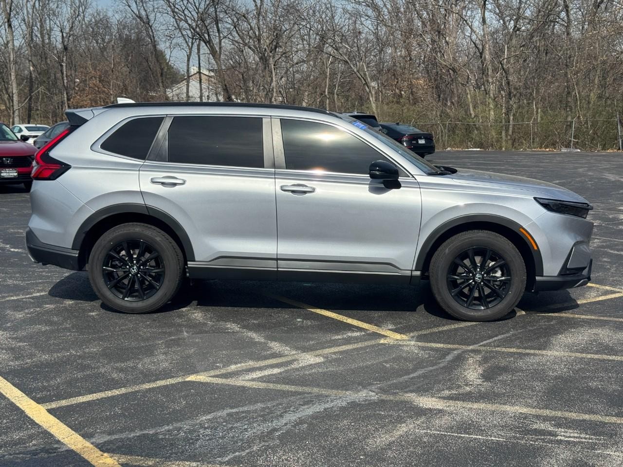 Honda CR-V Hybrid Vehicle Full-screen Gallery Image 02