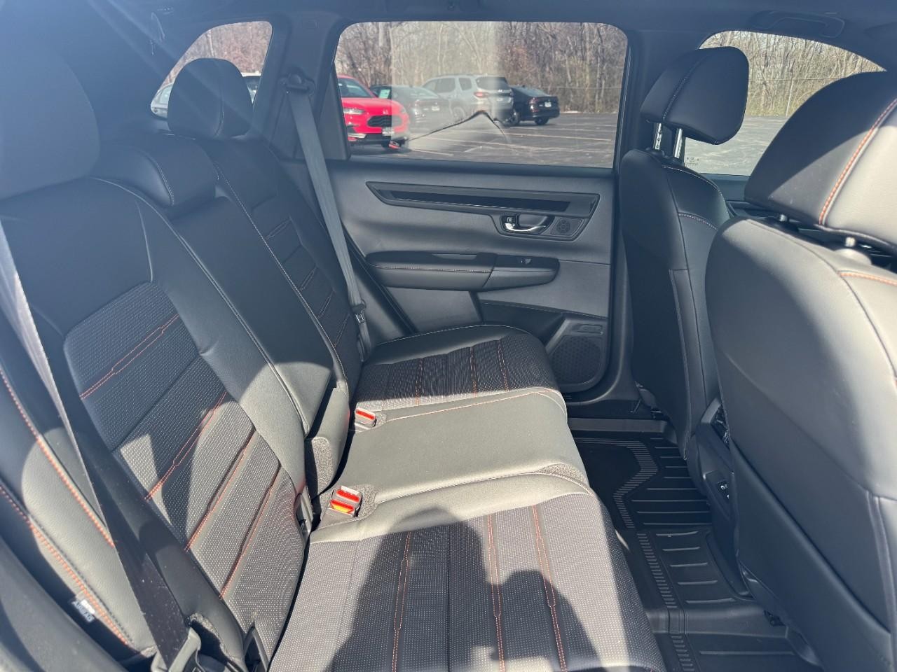 Honda CR-V Hybrid Vehicle Full-screen Gallery Image 10