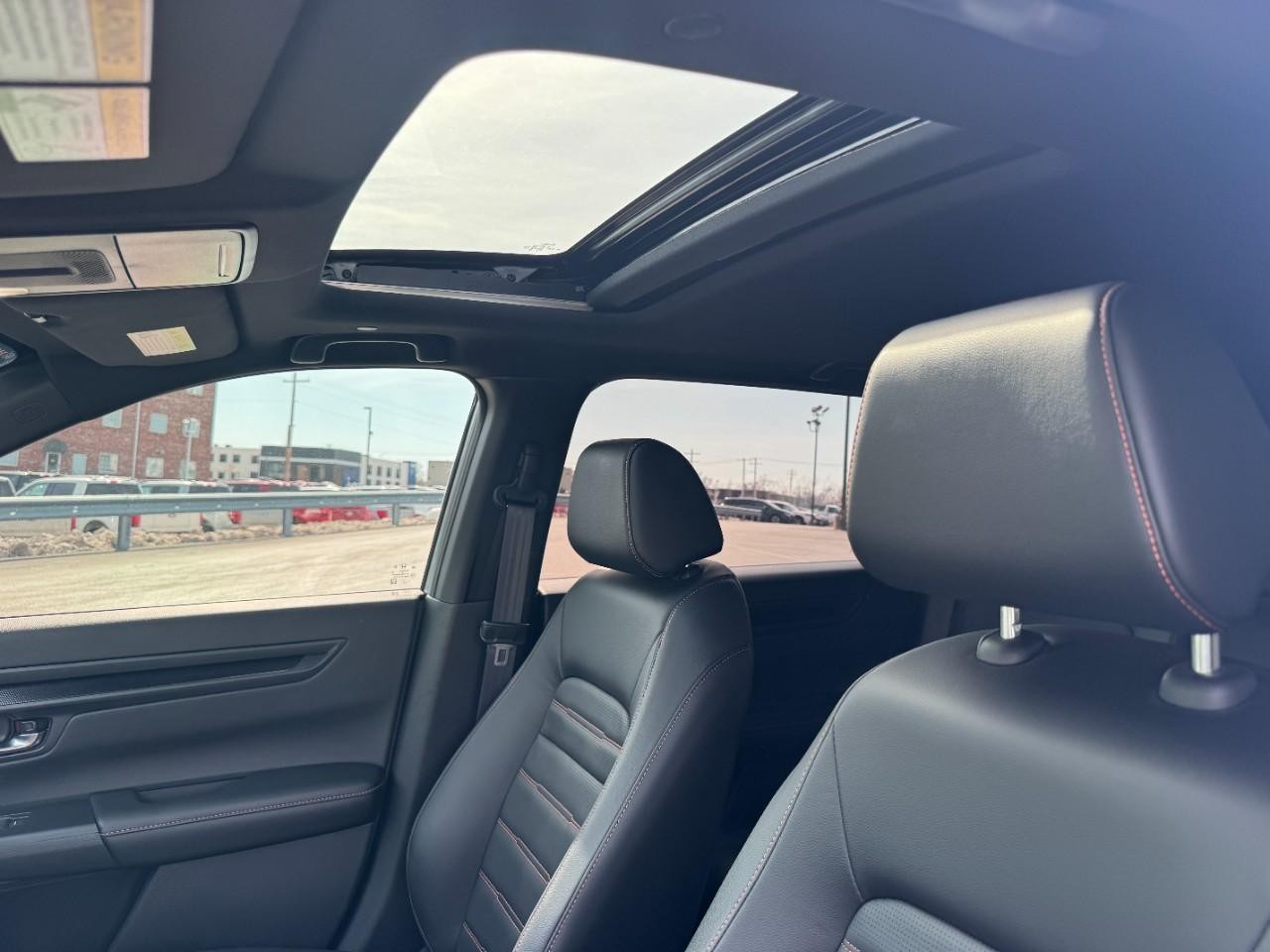 Honda CR-V Hybrid Vehicle Full-screen Gallery Image 17