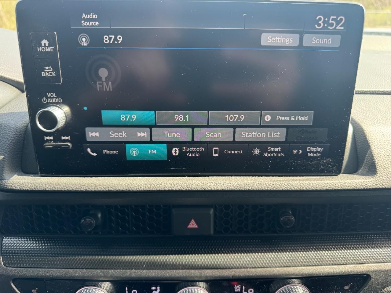 Honda CR-V Hybrid Vehicle Full-screen Gallery Image 24