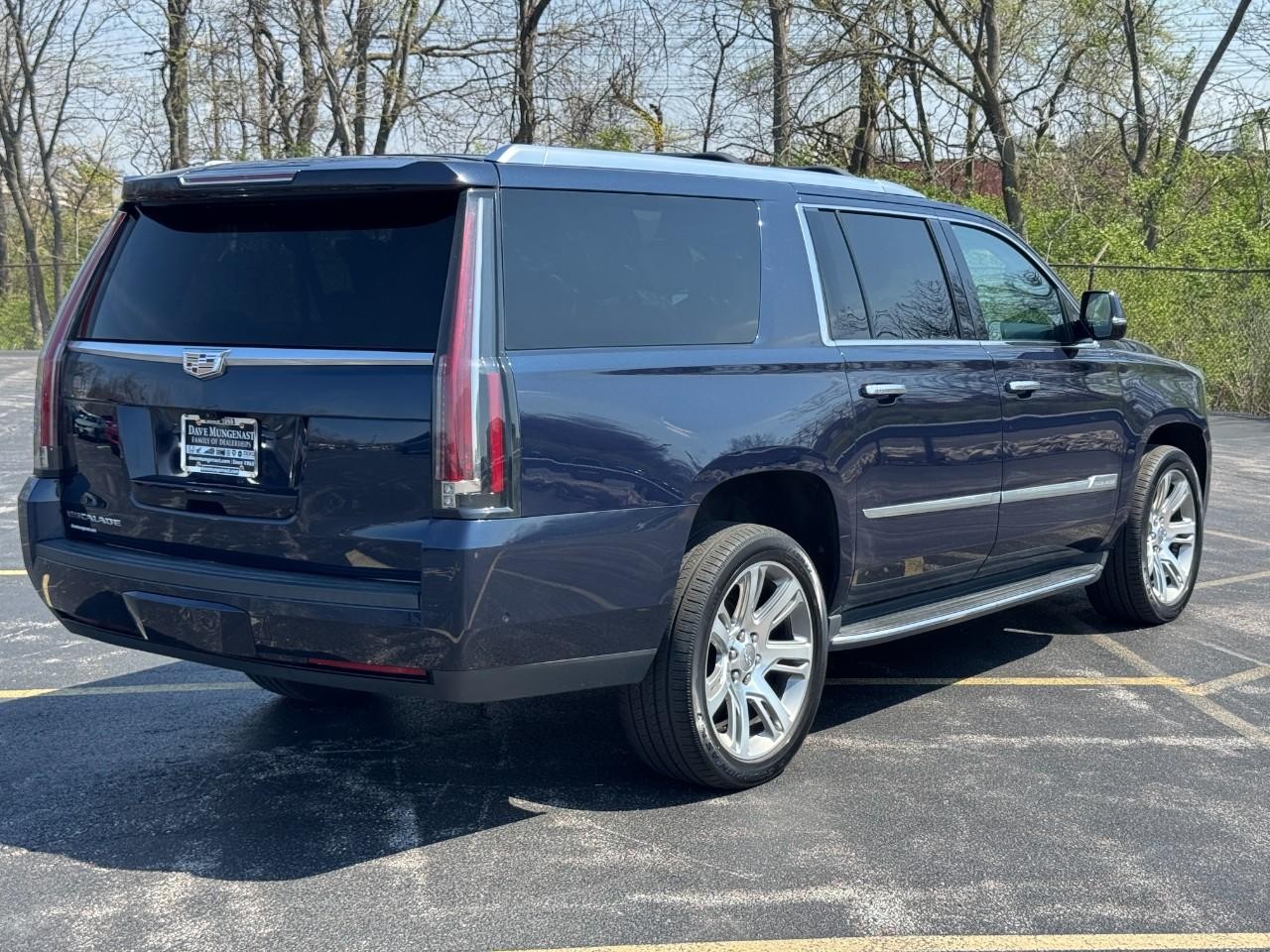 Cadillac Escalade ESV Vehicle Full-screen Gallery Image 04