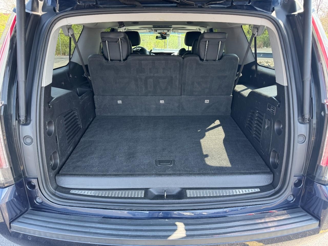 Cadillac Escalade ESV Vehicle Full-screen Gallery Image 05