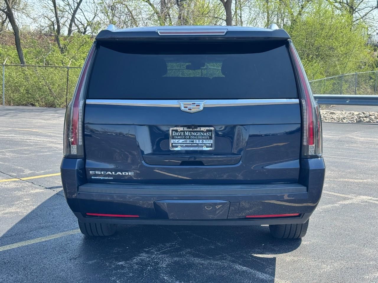 Cadillac Escalade ESV Vehicle Full-screen Gallery Image 06