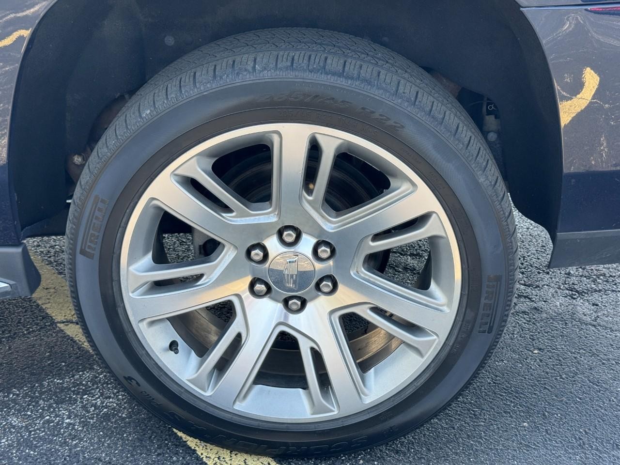 Cadillac Escalade ESV Vehicle Full-screen Gallery Image 09