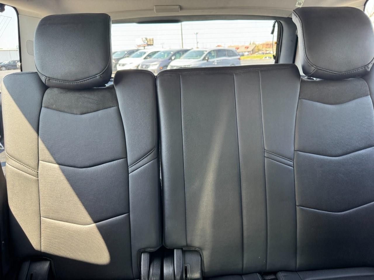 Cadillac Escalade ESV Vehicle Full-screen Gallery Image 13