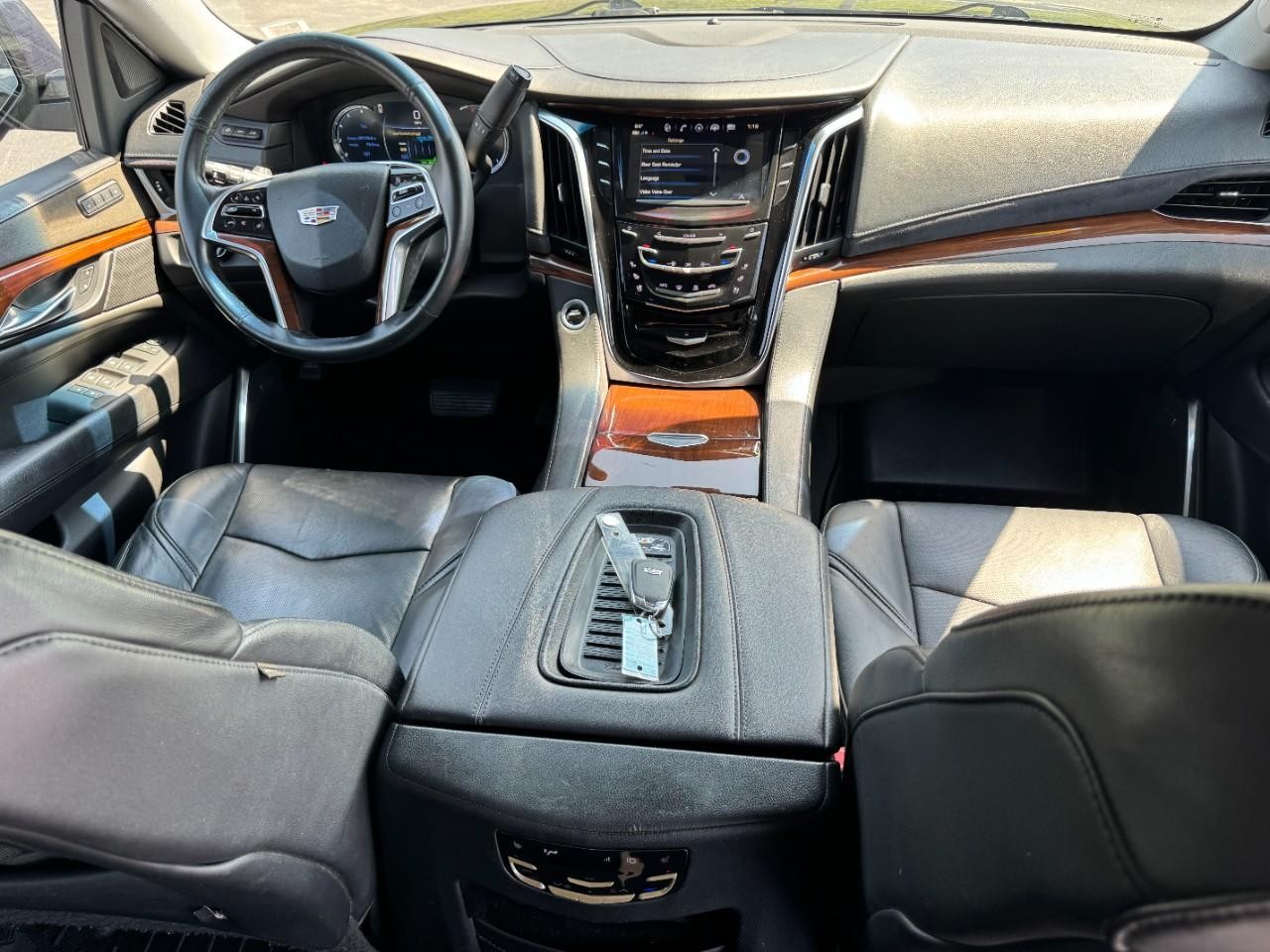 Cadillac Escalade ESV Vehicle Full-screen Gallery Image 14