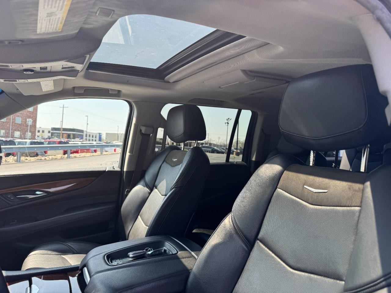 Cadillac Escalade ESV Vehicle Full-screen Gallery Image 17