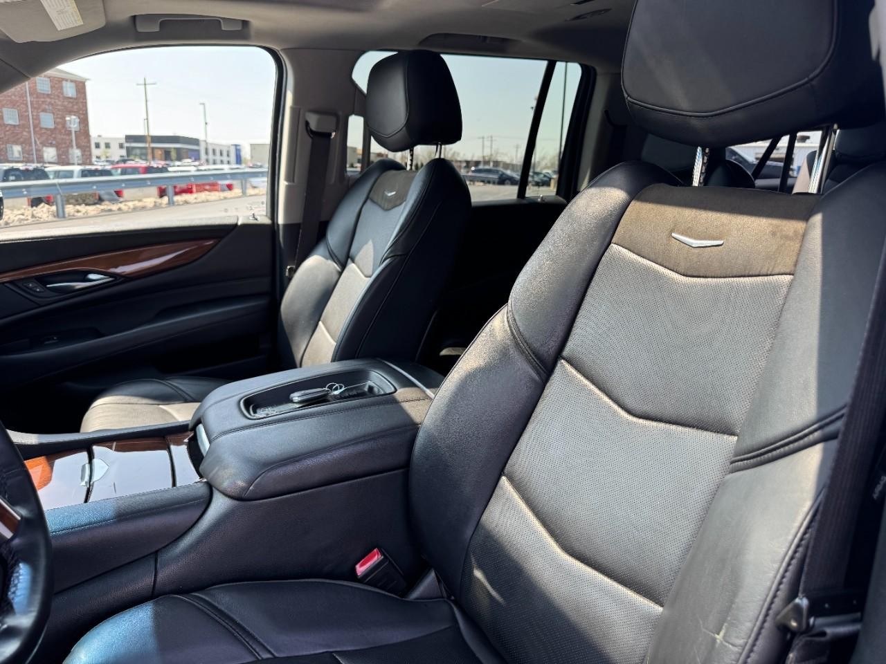 Cadillac Escalade ESV Vehicle Full-screen Gallery Image 18