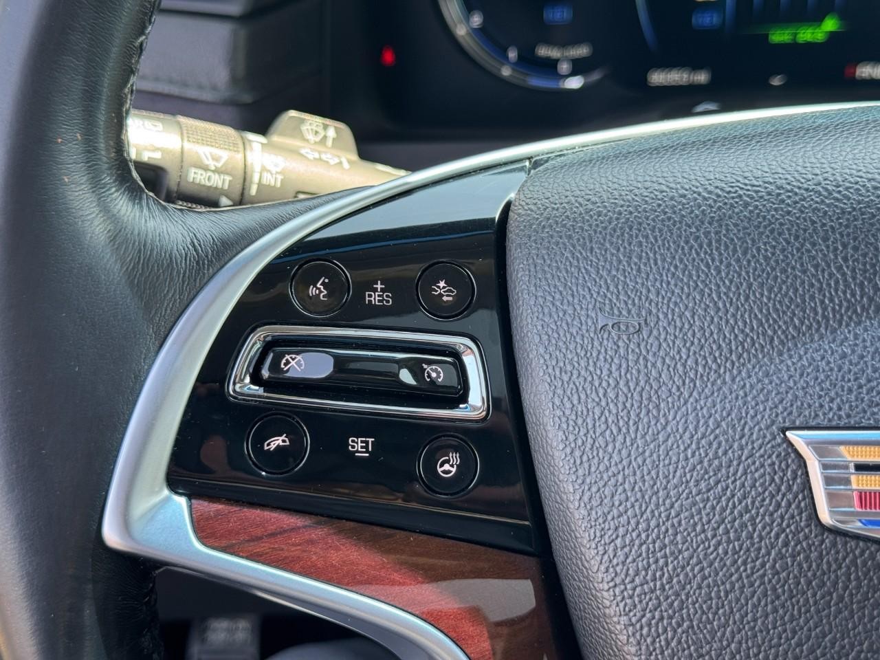 Cadillac Escalade ESV Vehicle Full-screen Gallery Image 21