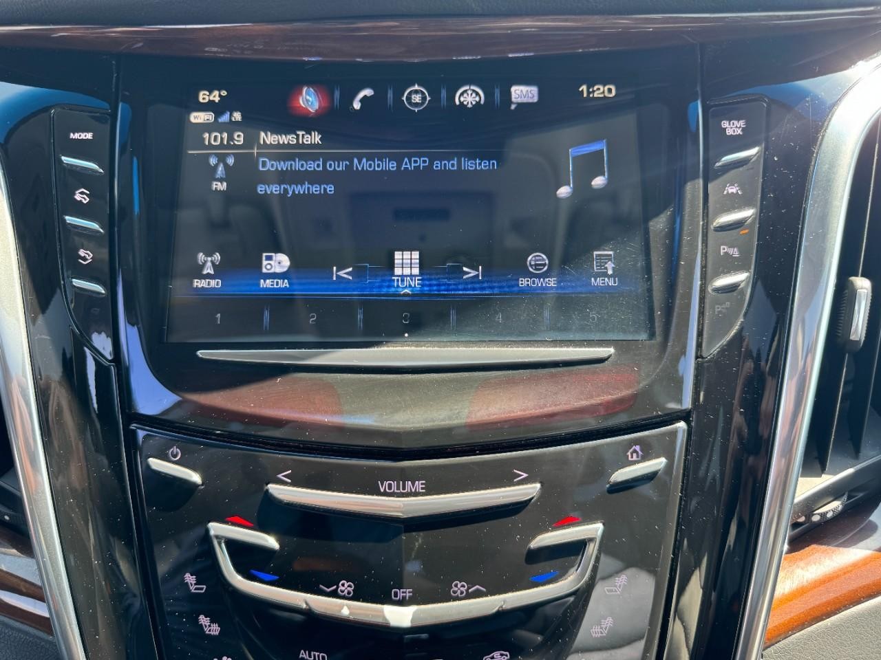 Cadillac Escalade ESV Vehicle Full-screen Gallery Image 24