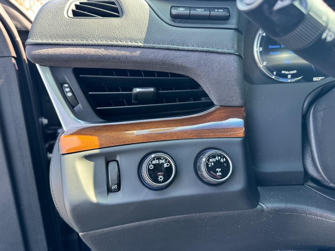 Cadillac Escalade ESV Vehicle Full-screen Gallery Image 27