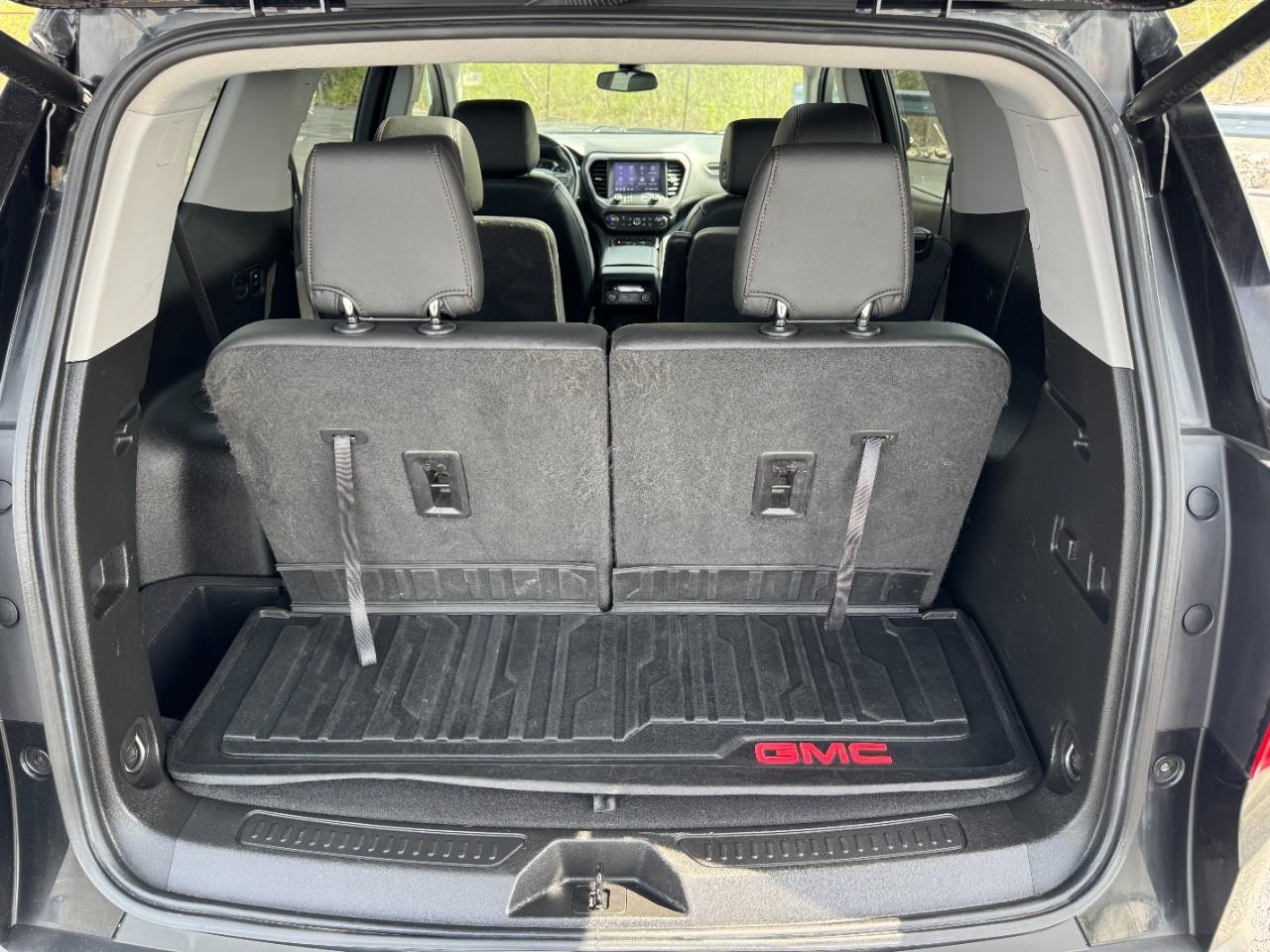 GMC Acadia Vehicle Full-screen Gallery Image 04