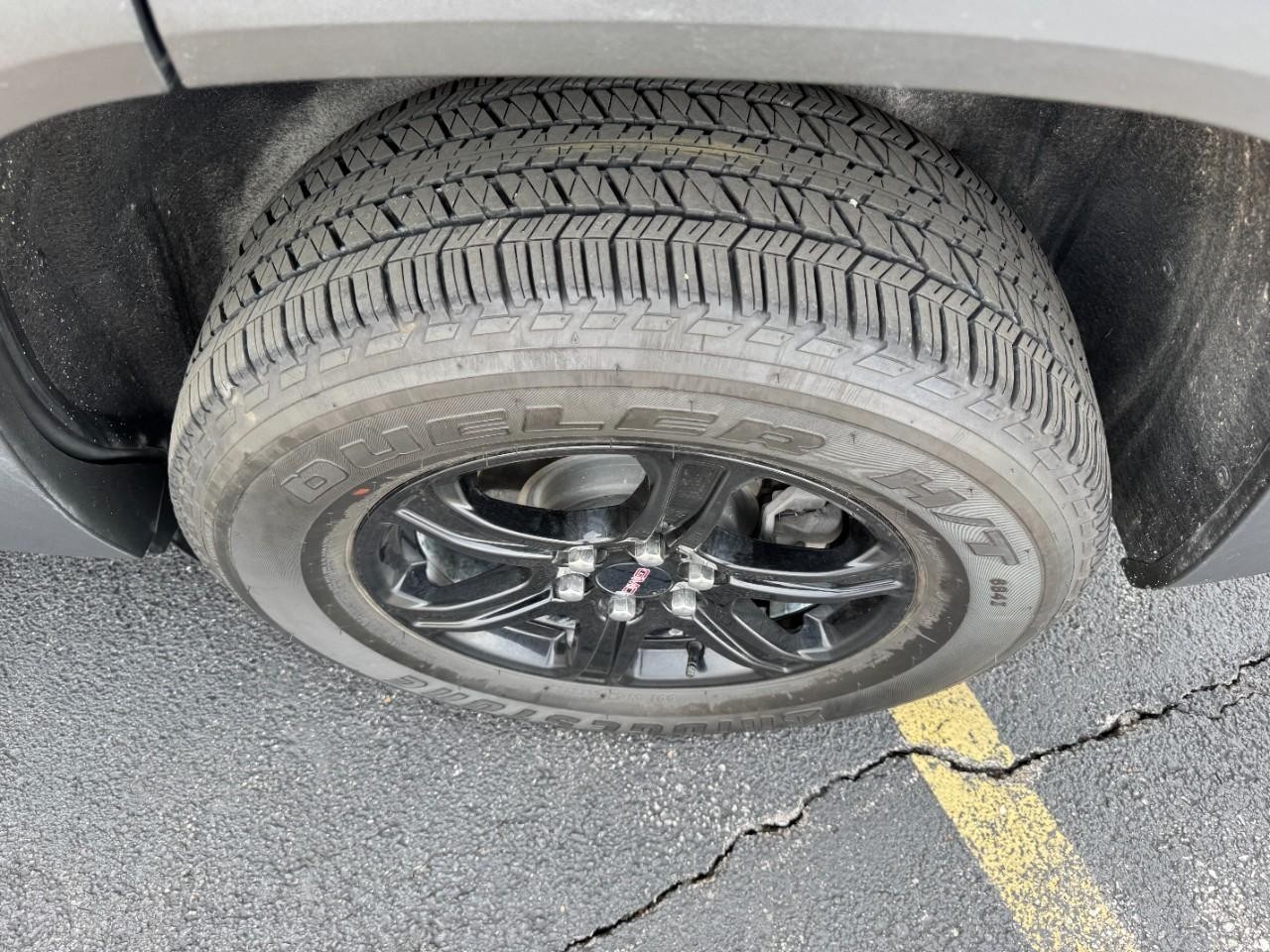 GMC Acadia Vehicle Full-screen Gallery Image 07