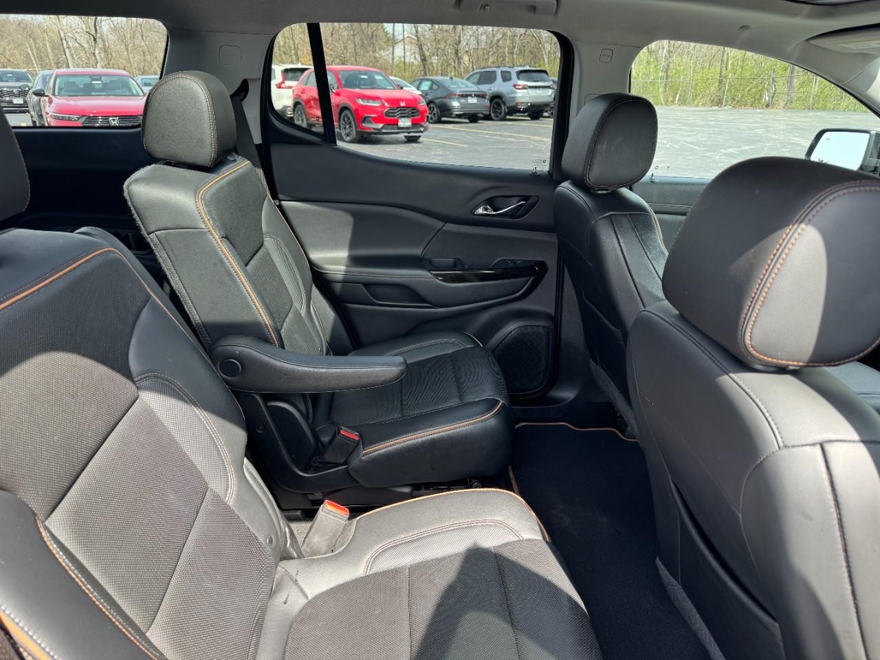 GMC Acadia Vehicle Full-screen Gallery Image 10