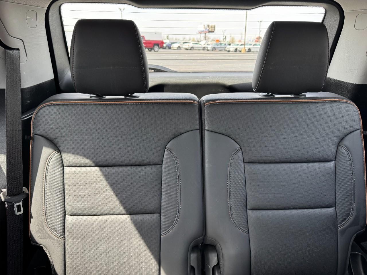 GMC Acadia Vehicle Full-screen Gallery Image 11