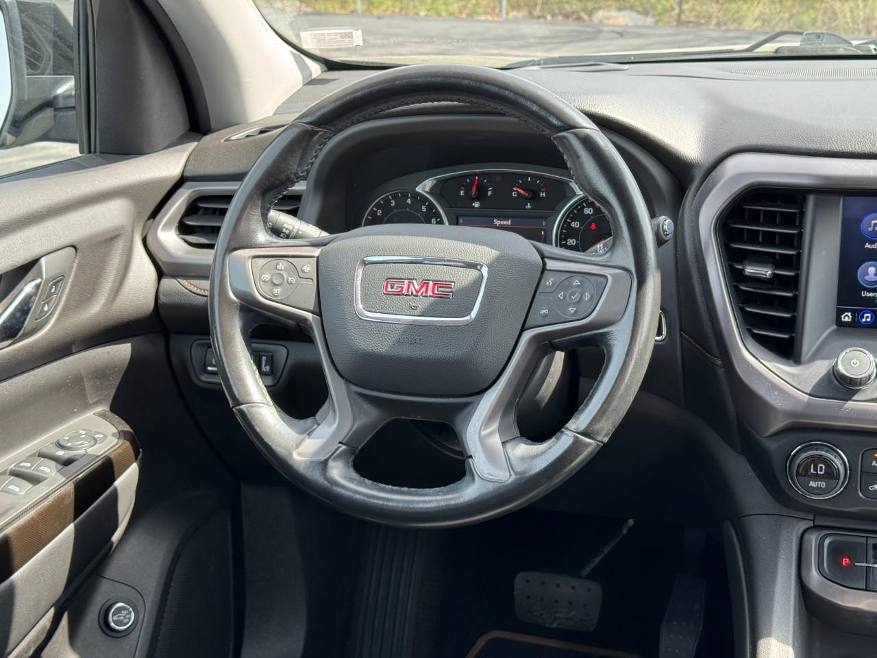 GMC Acadia Vehicle Full-screen Gallery Image 13