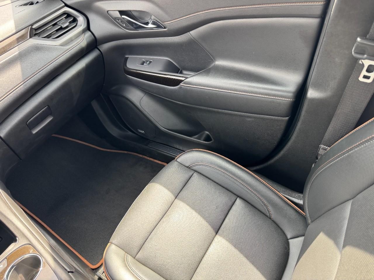 GMC Acadia Vehicle Full-screen Gallery Image 16