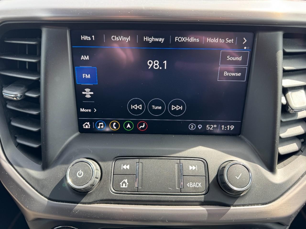 GMC Acadia Vehicle Full-screen Gallery Image 24