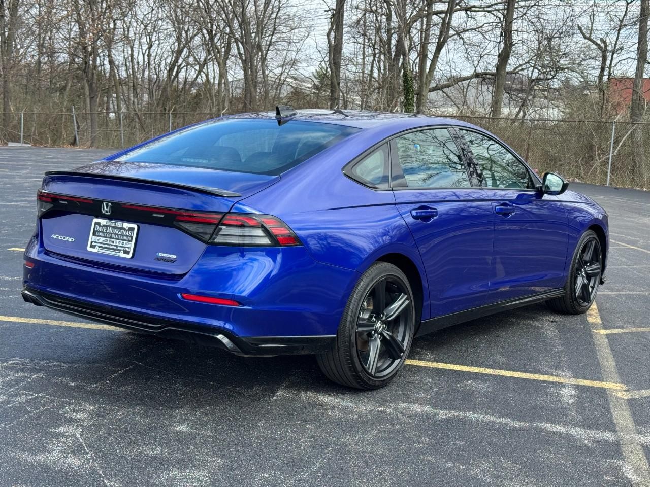 Honda Accord Hybrid Vehicle Full-screen Gallery Image 03