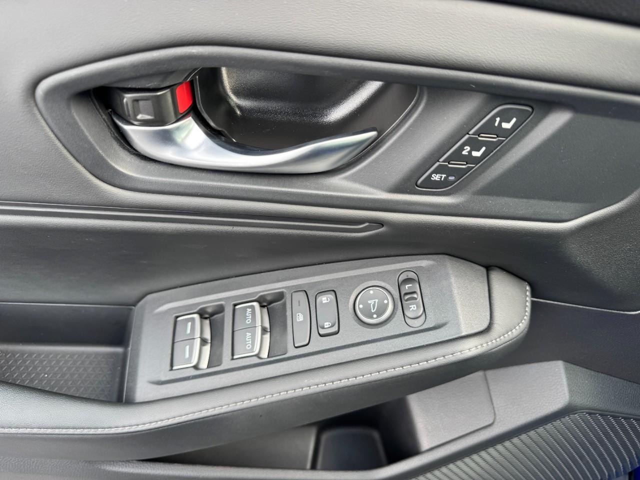 Honda Accord Hybrid Vehicle Full-screen Gallery Image 17