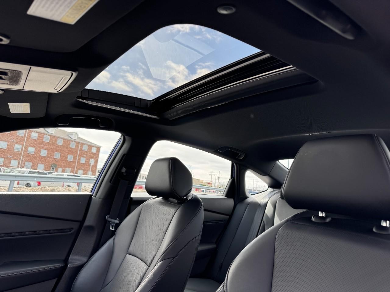 Honda Accord Hybrid Vehicle Full-screen Gallery Image 24