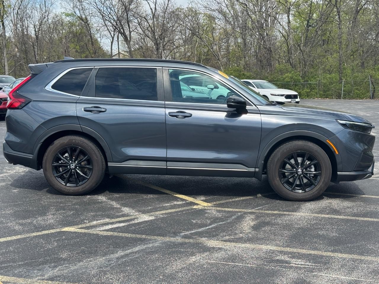 Honda CR-V Hybrid Vehicle Full-screen Gallery Image 03