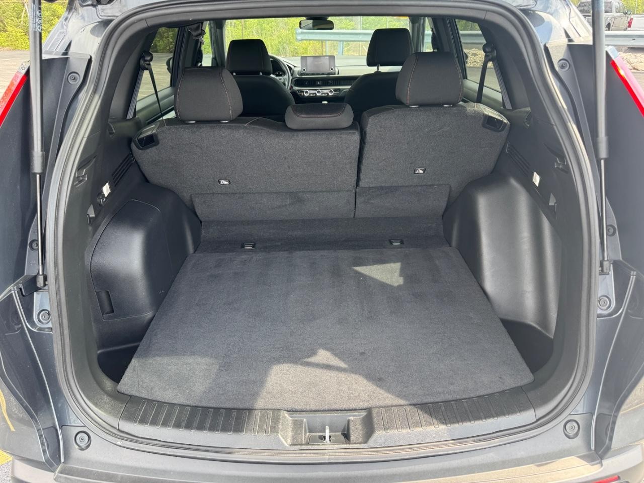 Honda CR-V Hybrid Vehicle Full-screen Gallery Image 05