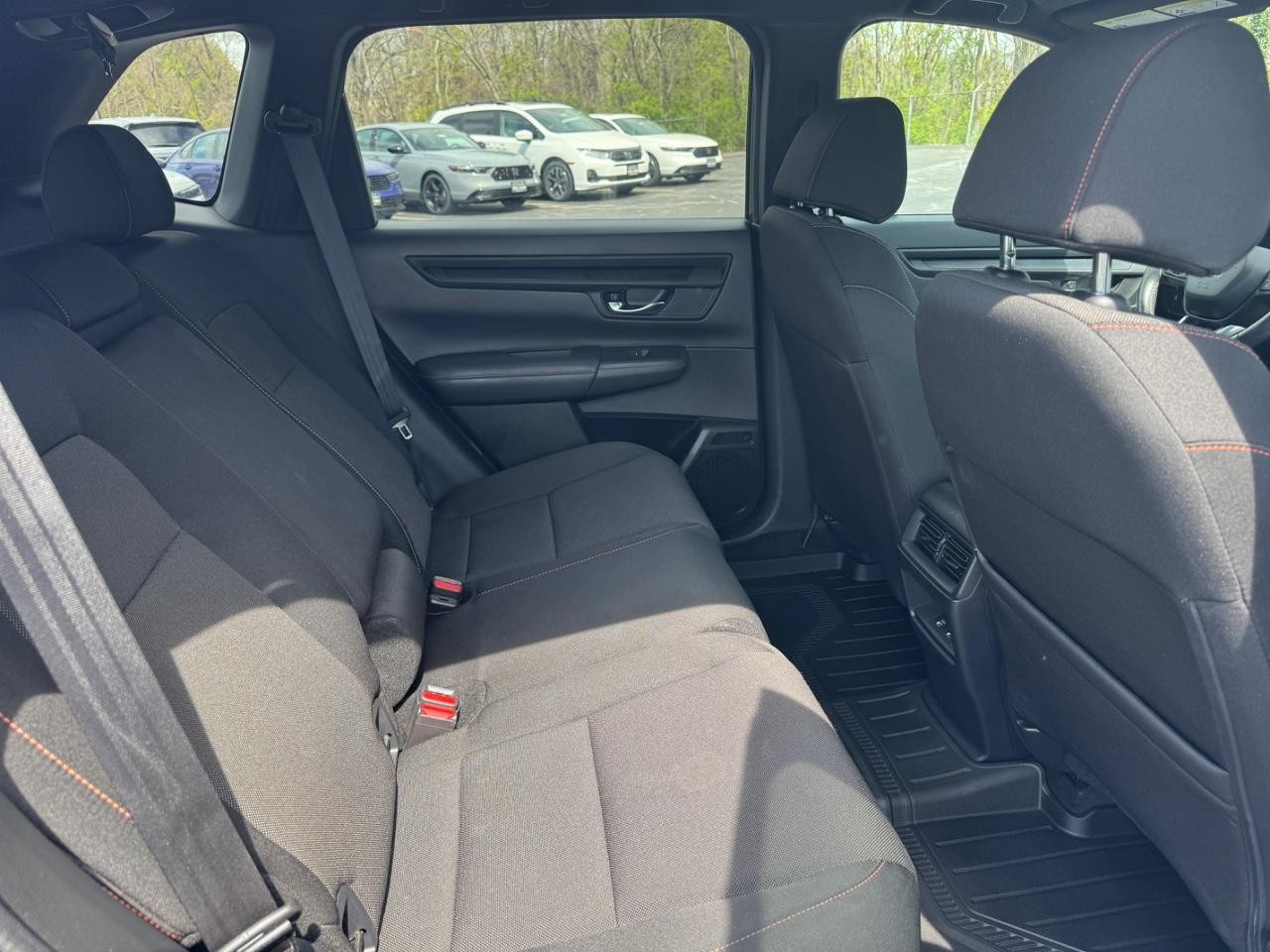 Honda CR-V Hybrid Vehicle Full-screen Gallery Image 11