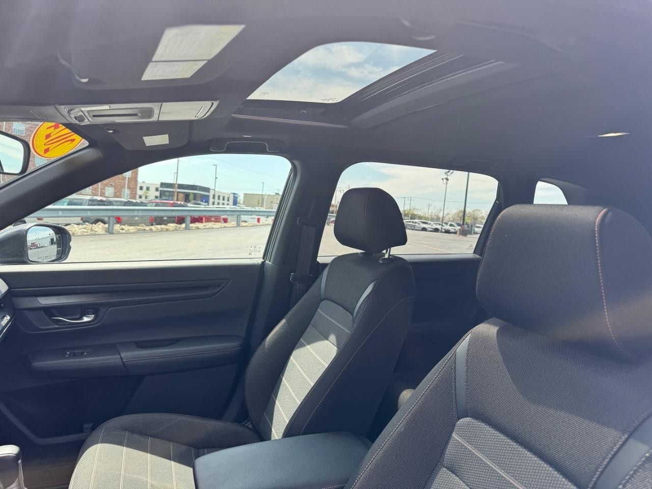 Honda CR-V Hybrid Vehicle Full-screen Gallery Image 16